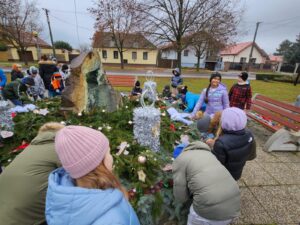 Žiaci pri zdobení adventného venca